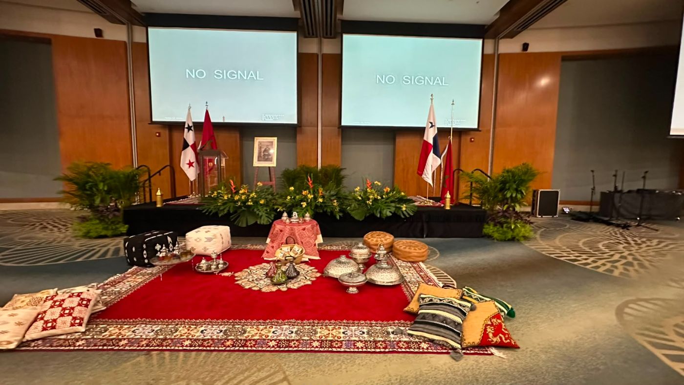 Salón de evento con arreglos tropicales